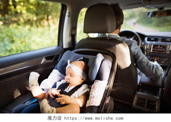 不可识别男子驾驶与一名女婴在汽车座椅